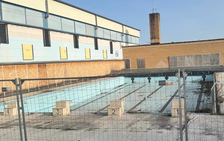 Teilabbruch Schwimmbad