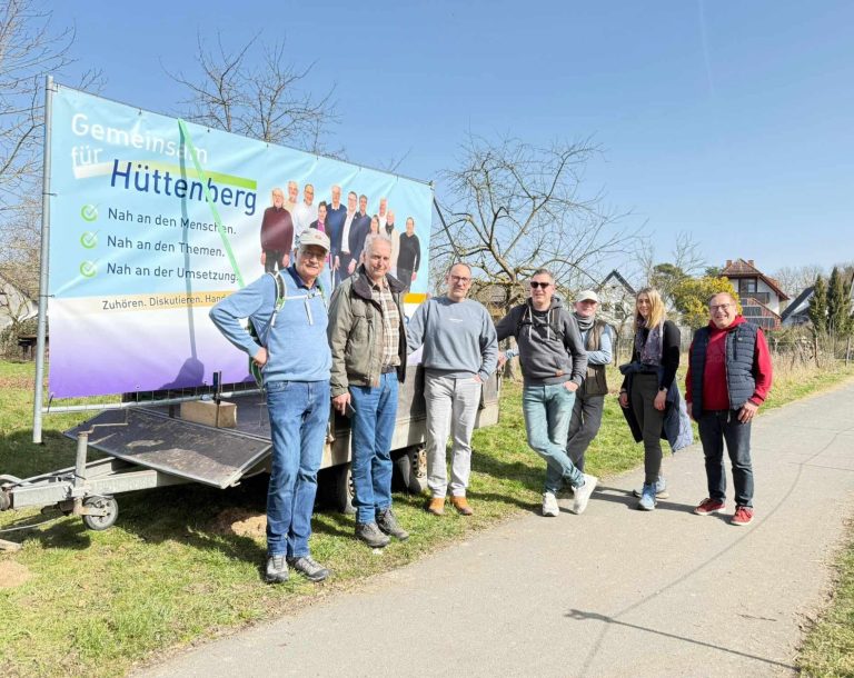 Personen vor einem Plakat 